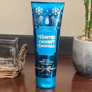 Bath & Body Works Frosted Coconut Snowball 8 oz
